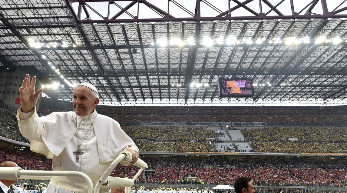 Papa Francesco in visita a Milano: che spettacolo a San Siro