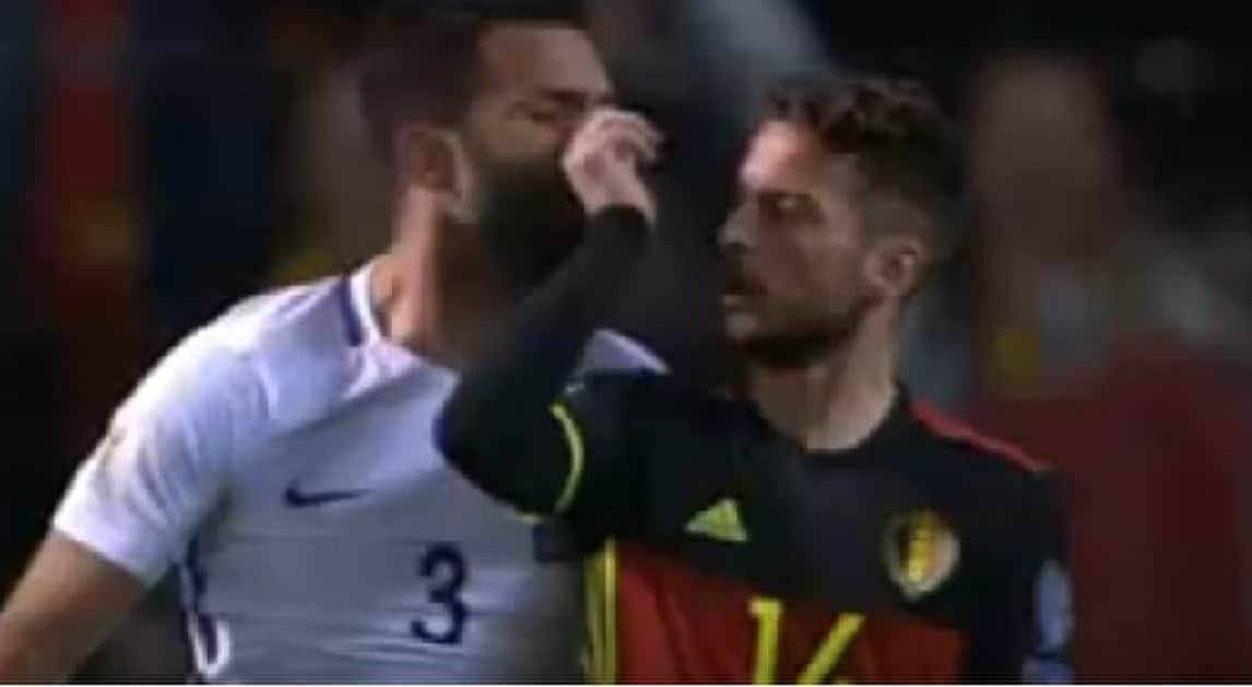 Belgio, Mertens tocca il naso a Tzavellas: poi viene ammonito