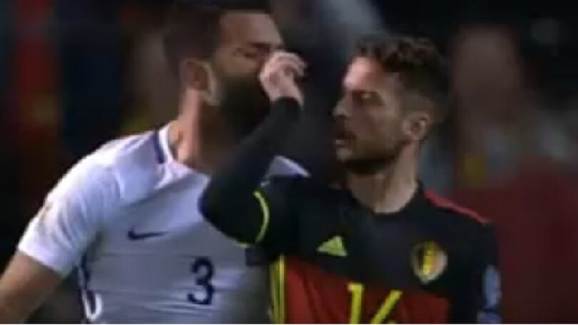 Belgio, Mertens tocca il naso a Tzavellas: poi viene ammonito