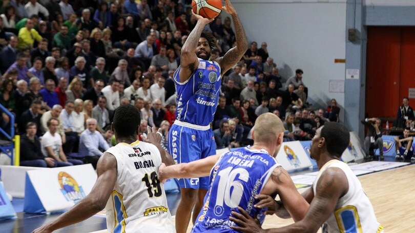 Lacey salva Sassari, Harvey esalta Torino