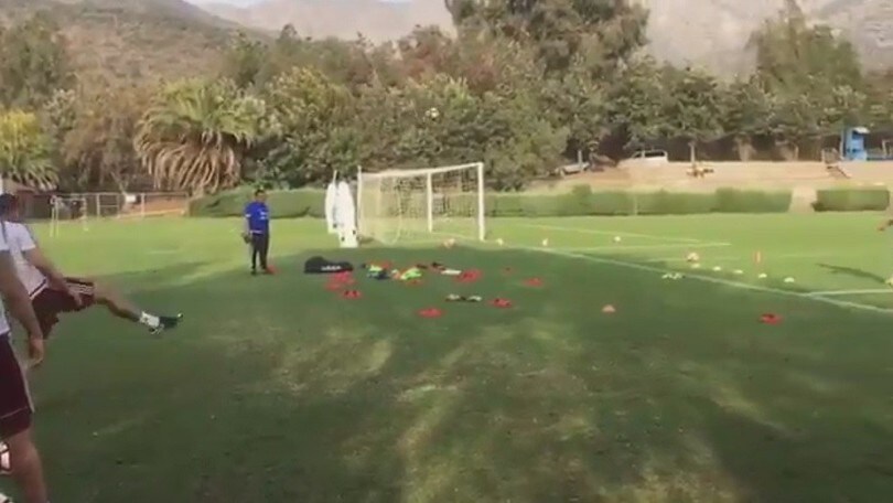 Rincon, magia in allenamento: gol da dietro la porta per la Juanete Challenge