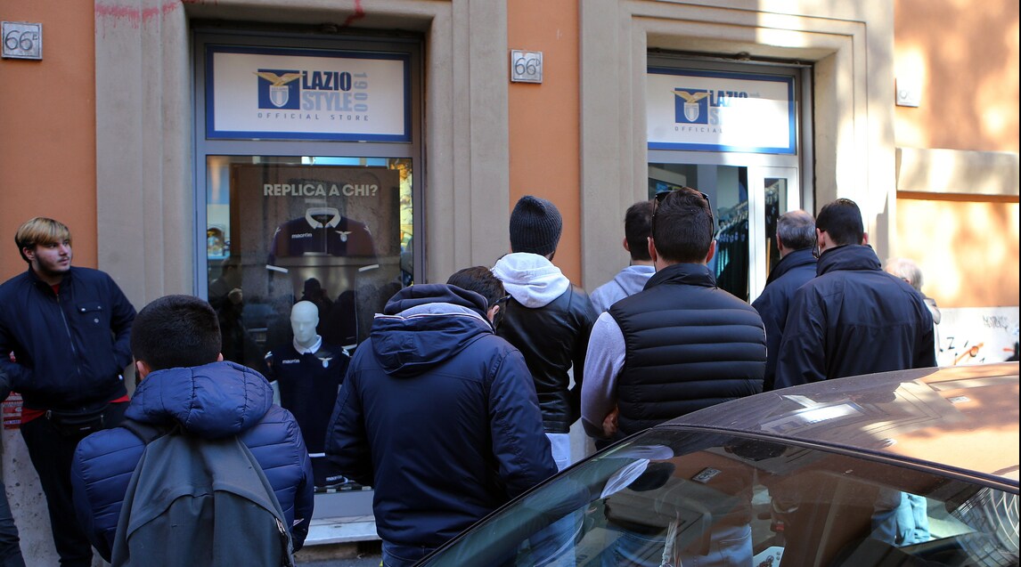 Febbre da derby: i tifosi della Lazio in coda per i biglietti