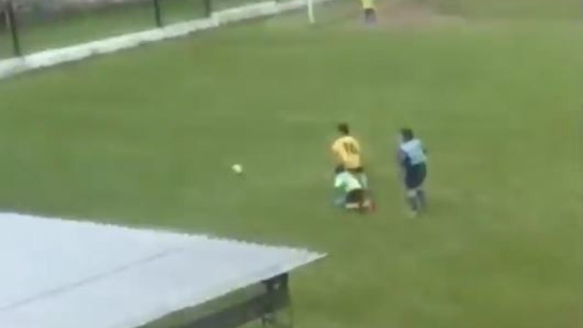 Argentina, il bimbo prodigio sembra Messi: scarta tutti e segna!