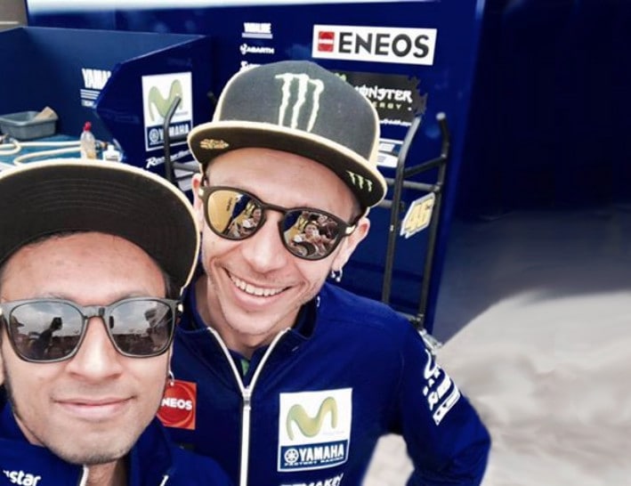 MotoGp, Qatar: per Rossi un selfie con il sosia indiano