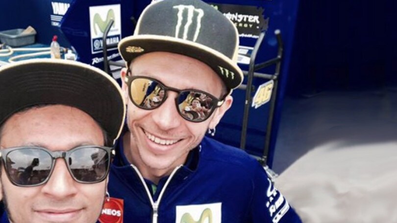 MotoGp, Qatar: per Rossi un selfie con il sosia indiano