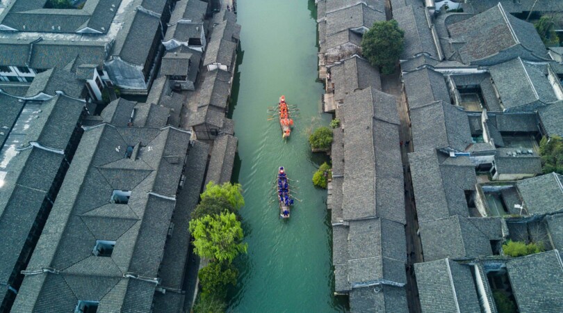 Cina spettacolare, le canoe gareggiano tra le case