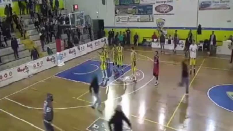 Basket, rissa tra tifosi durante Monteroni-Taranto