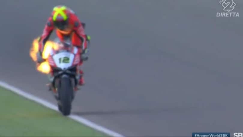 Sbk, che paura per Forés: prende fuoco sulla sua Ducati!
