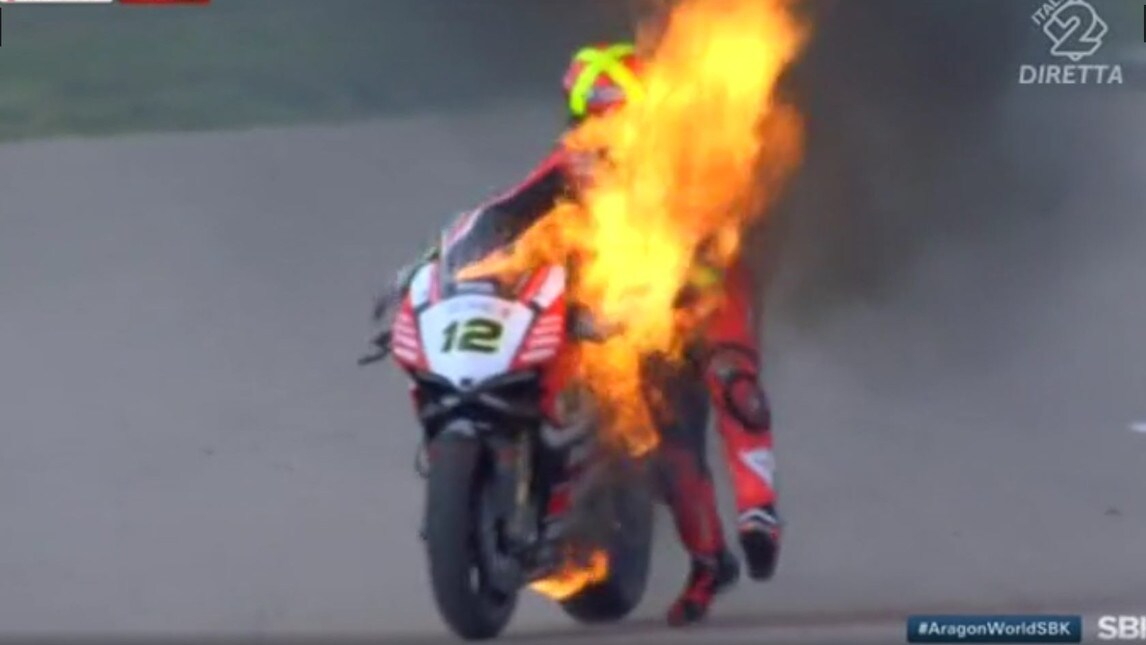 Sbk, Ducati prende fuoco: che paura per Fores. Guarda le foto