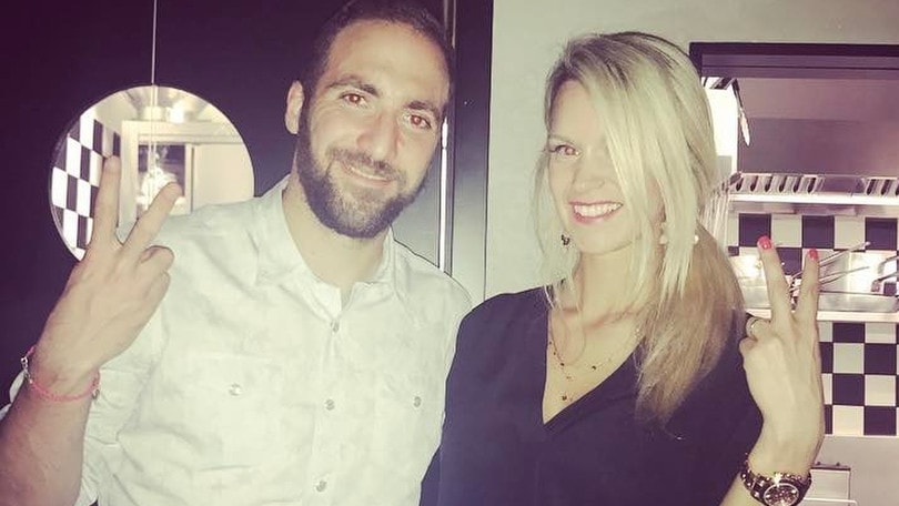 Higuain al ristorante prima di Napoli-Juventus: in posa con Laura