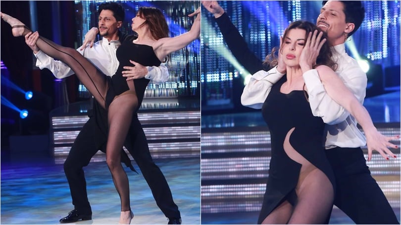 Alba Parietti, spacco esagerato a Ballando con le Stelle