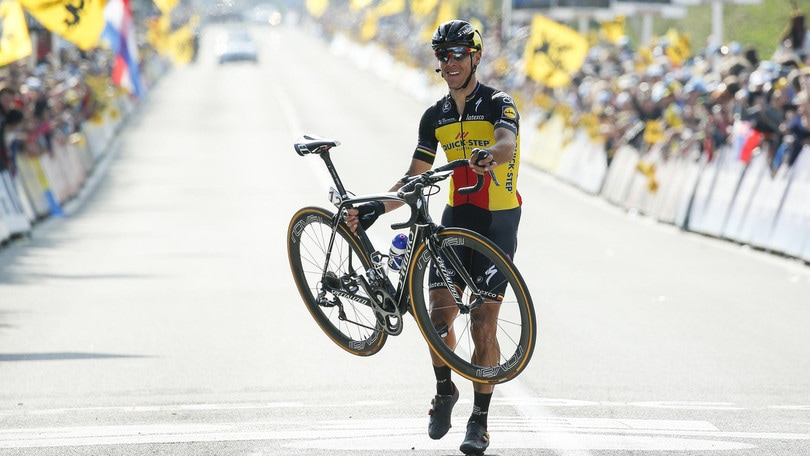 Giro delle Fiandre, Gilbert taglia il traguardo alzando la bicicletta