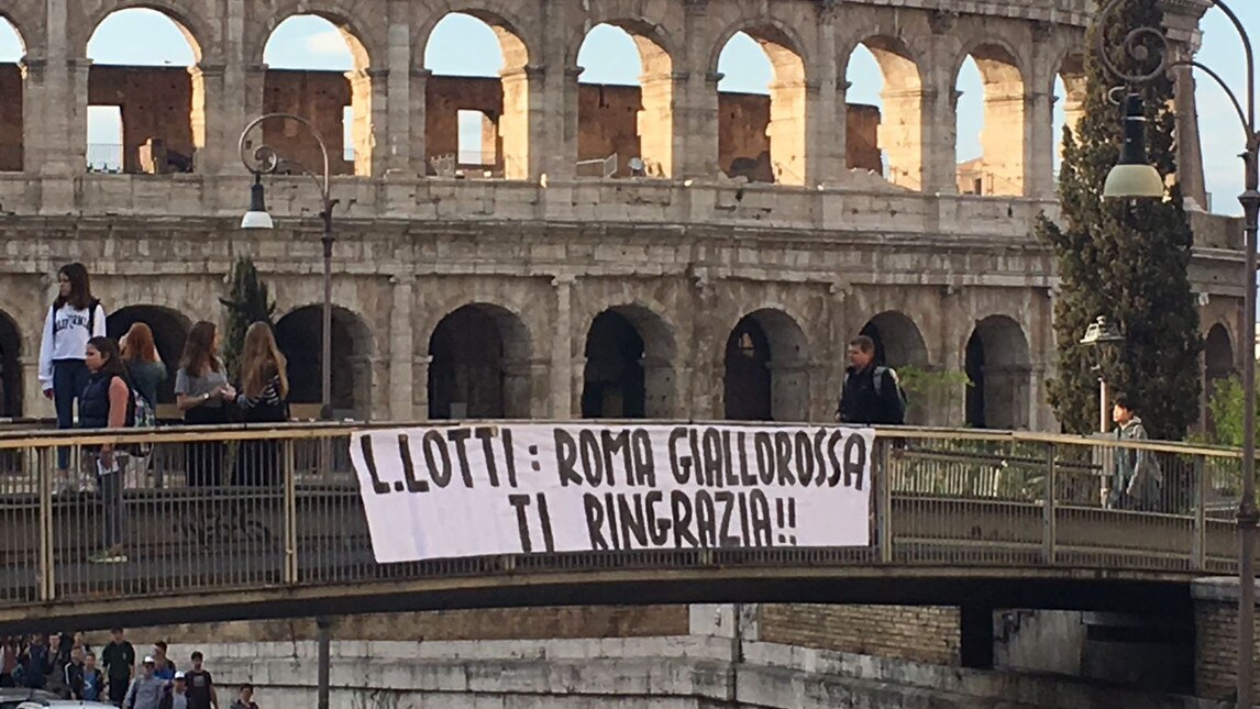 Striscioni di ringraziamento a Lotti per la rimozione delle barriere