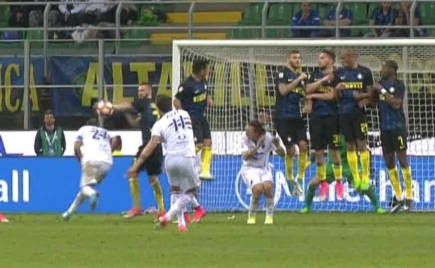 Brozovic, ma che fai? Ingenuo fallo di mano in area