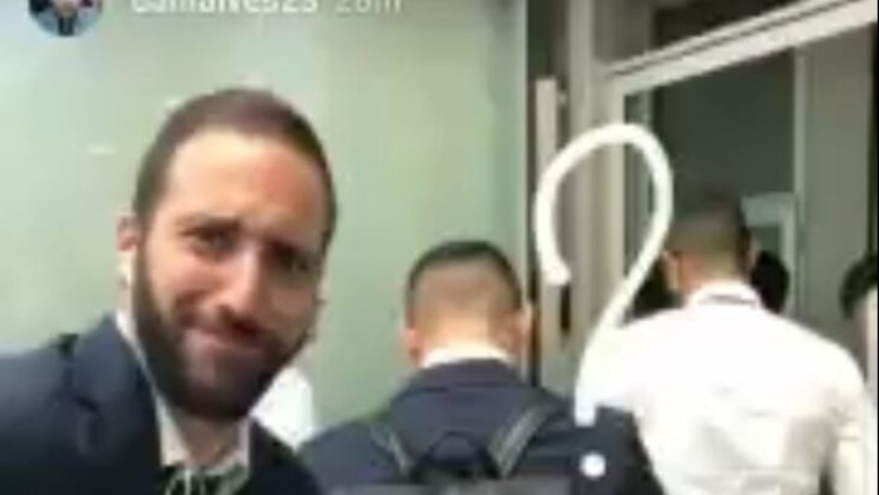 Attento Rincon! Higuain e Dani Alves ridono alle tue spalle...