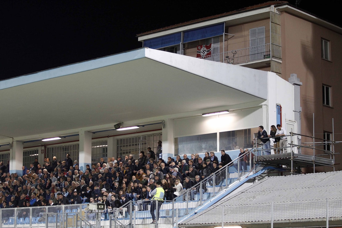 Entella-Ascoli, esposta una svastica nazista