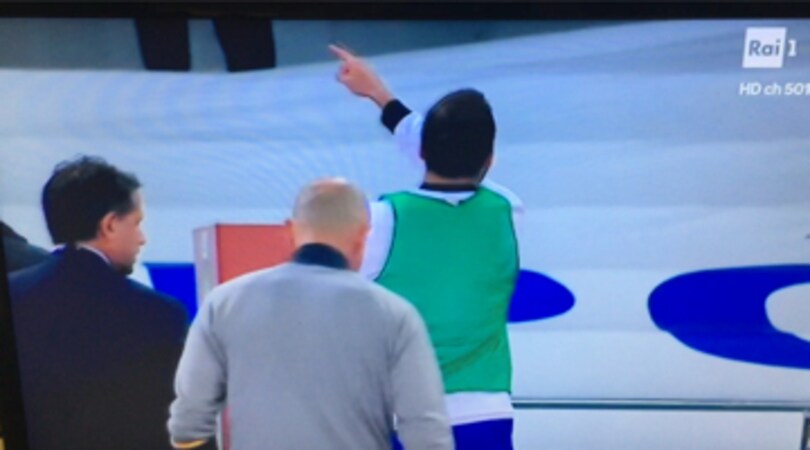 Napoli-Juventus: fischi per Higuain, ma lui indica De Laurentiis