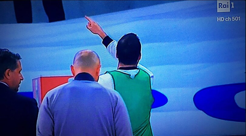 Napoli, fischi per Higuain: lui indica De Laurentiis