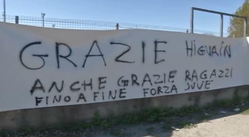 Juventus, striscione a Vinovo: «Grazie Higuain»