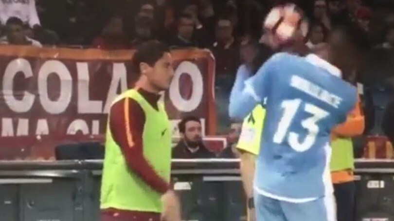 Totti tira il pallone a Wallace, i laziali furiosi sul web
