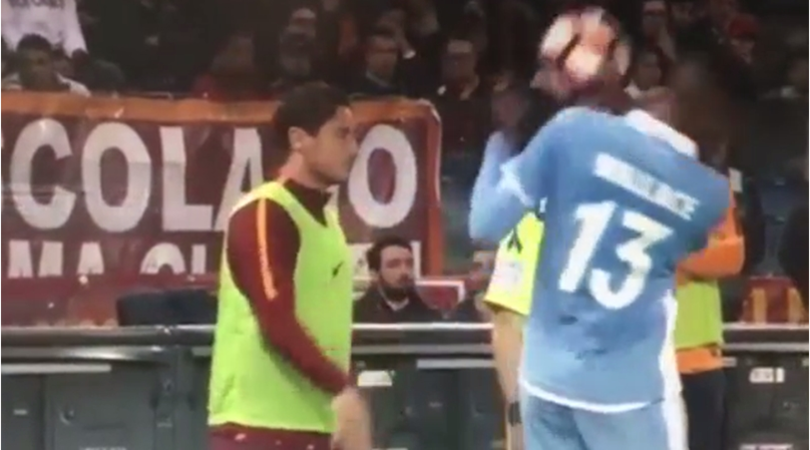 Roma, Totti tira il pallone a Wallace: il video scatena i laziali. Felipe Anderson: «Cogl....»