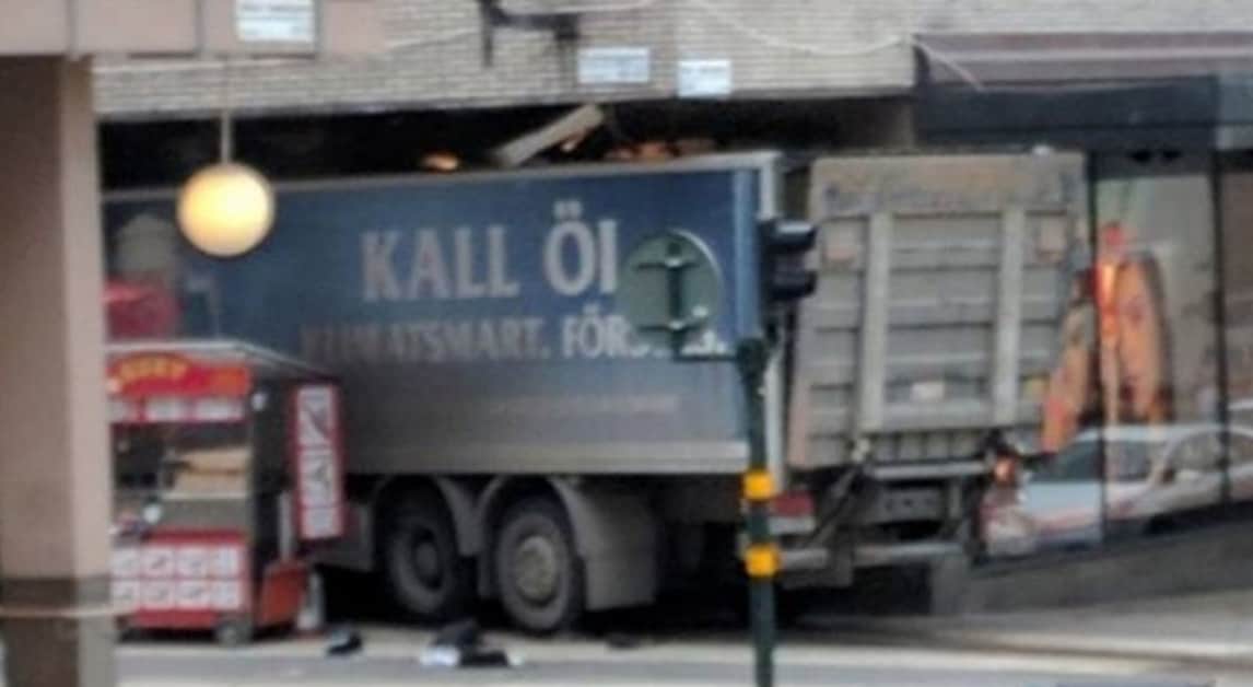 Stoccolma, camion sulla folla: morti e feriti