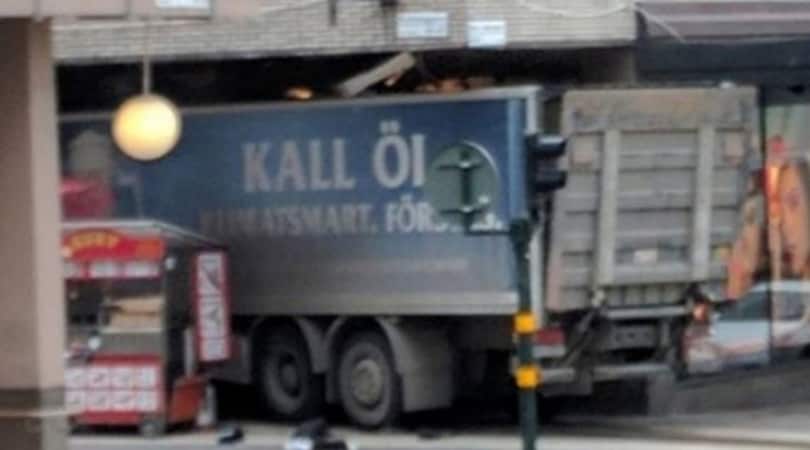 Stoccolma, camion sulla folla: morti e feriti