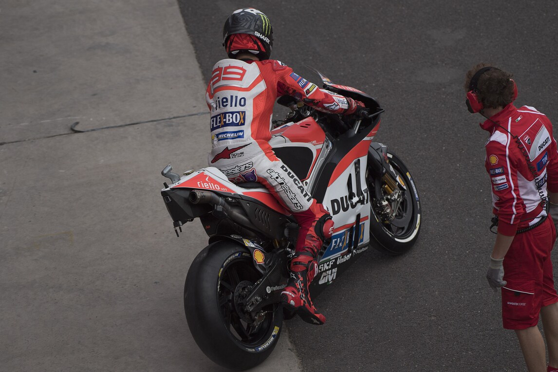 MotoGp, Lorenzo: «Un errore montare la gomma morbida»