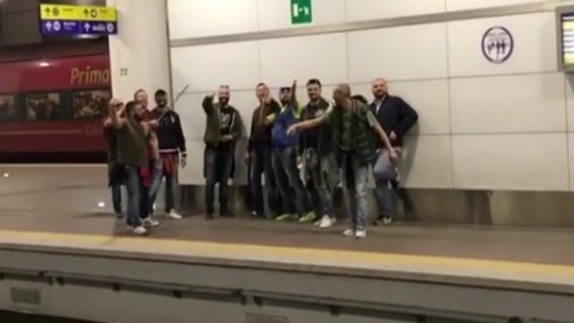 Il coro dei tifosi della Roma a Paola Barale