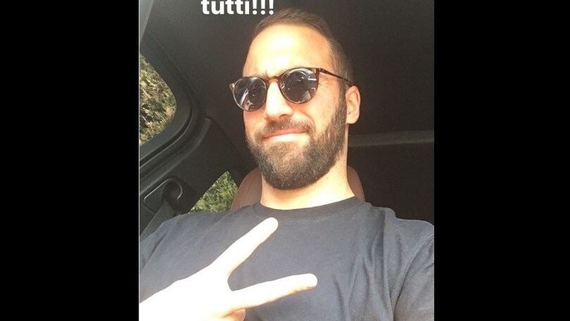 Higuain canta e saluta i tifosi della Juve