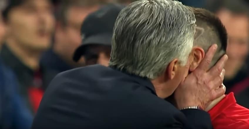 Bayern Monaco, Ribery furioso per il cambio: Ancelotti lo calma con un bacio - VIDEO
