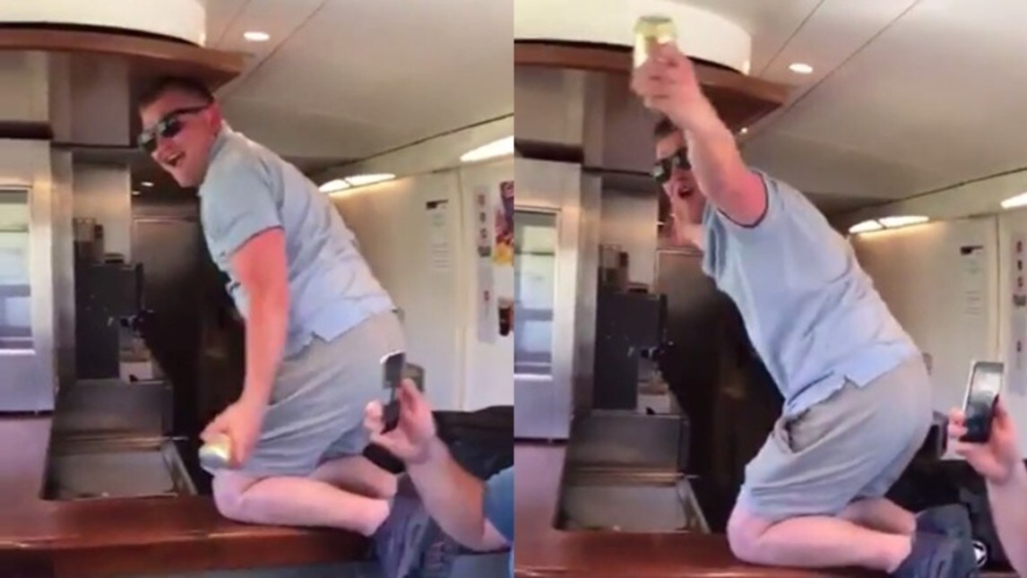 «Birra gratis!». Tifosi Leicester saccheggiano un treno a Madrid