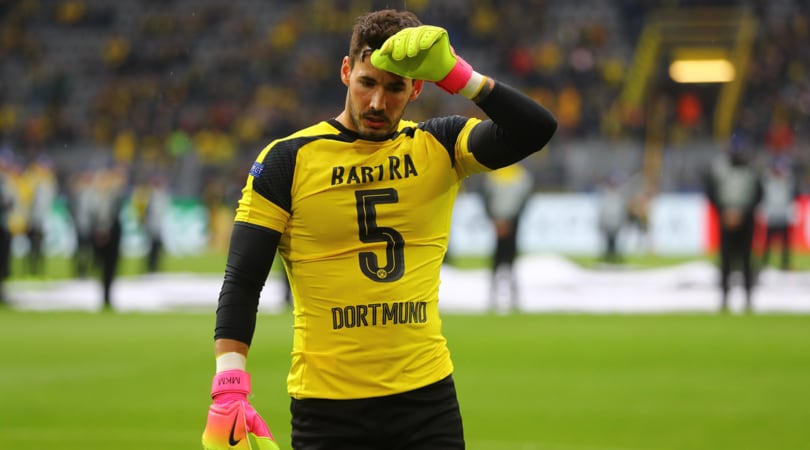 Tutti per Bartra: i giocatori del Borussia Dortmund con la maglia dello spagnolo