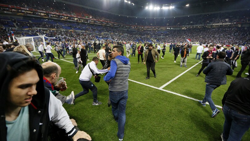Lione-Besiktas, lancio di petardi sulle tribune: tifosi in campo