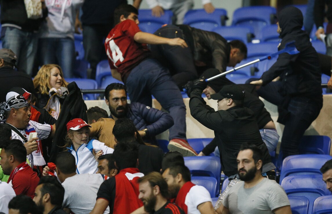 Lione-Besiktas: scontri tra tifosi dentro e fuori lo stadio, le foto