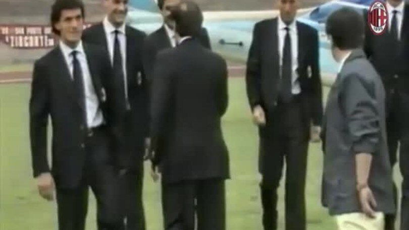 Il Milan rende omaggio a Berlusconi
