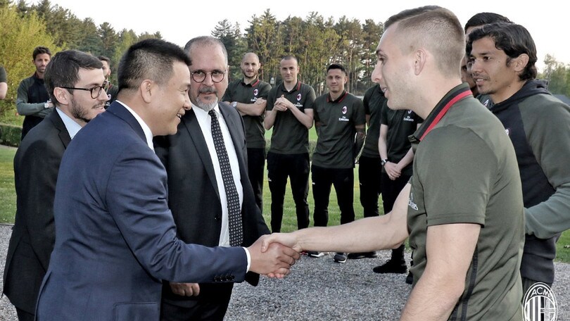 Yonghong Li a Milanello: in posa con Montella e la squadra