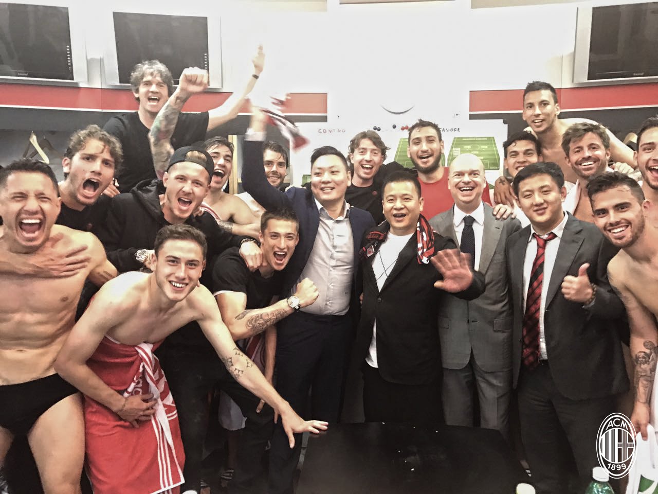 Derby, Milan: Li Yonghong in spogliatoio, festa e foto con la squadra