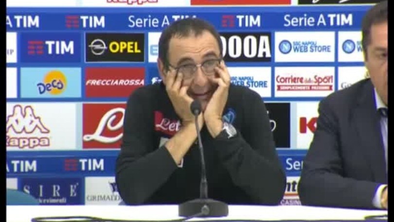Sarri scherza: "Mi hanno insegnato di non credere ai giornali"