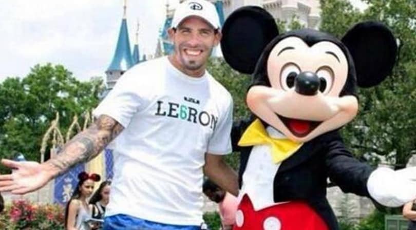 Tevez a Disneyland con Topolino: tifosi dello Shanghai Shenhua infuriati