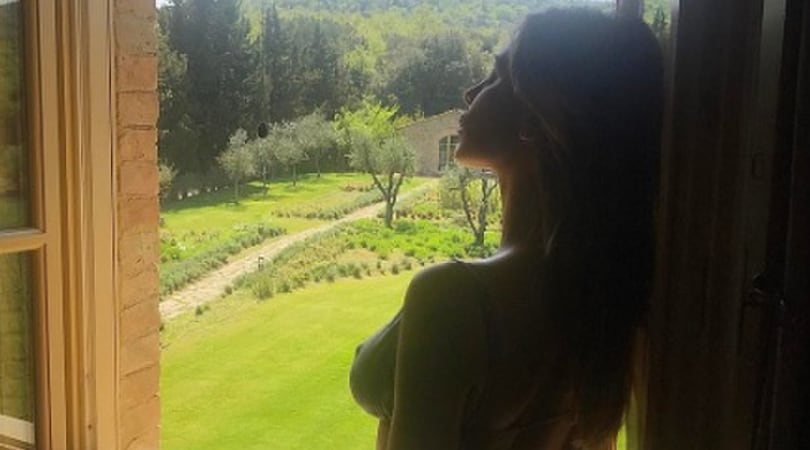 Pasqua, gli auguri sexy di Belen Rodriguez