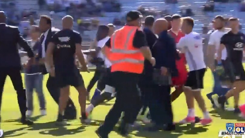 Bastia-Lione; succede di tutto! Tifosi in campo e gara sospesa