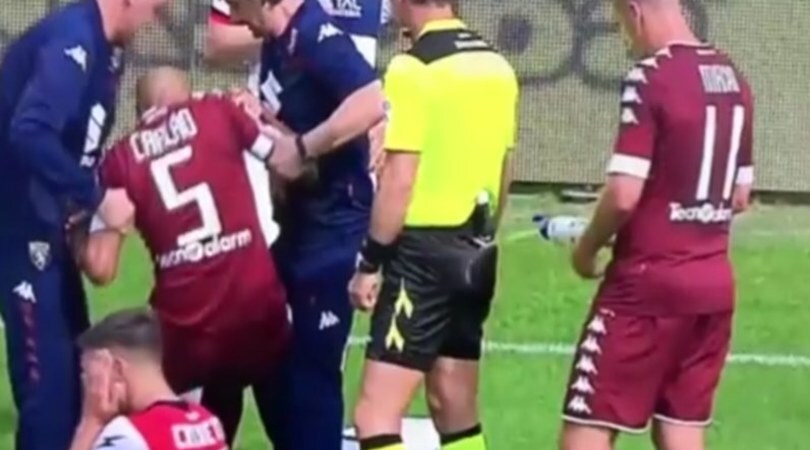 Torino, il "dispetto" di Maxi Lopez all'arbitro: acqua sui pantaloncini