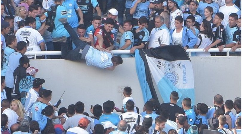 Argentina, muore tifoso lanciato dagli spalti