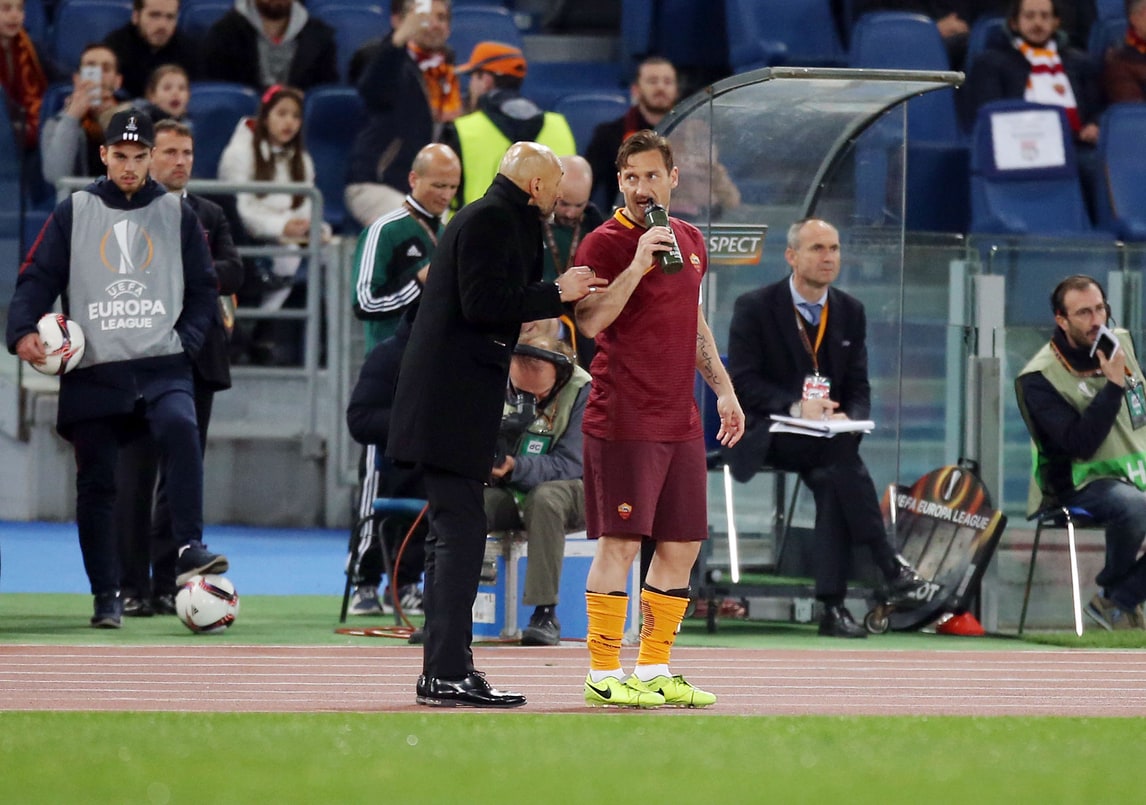 Roma, i tifosi: «Sbagliato trattare così Totti»