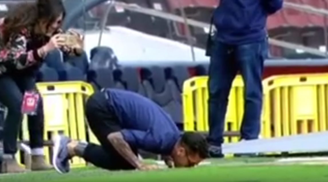 Juventus, Dani Alves bacia il prato del Camp Nou