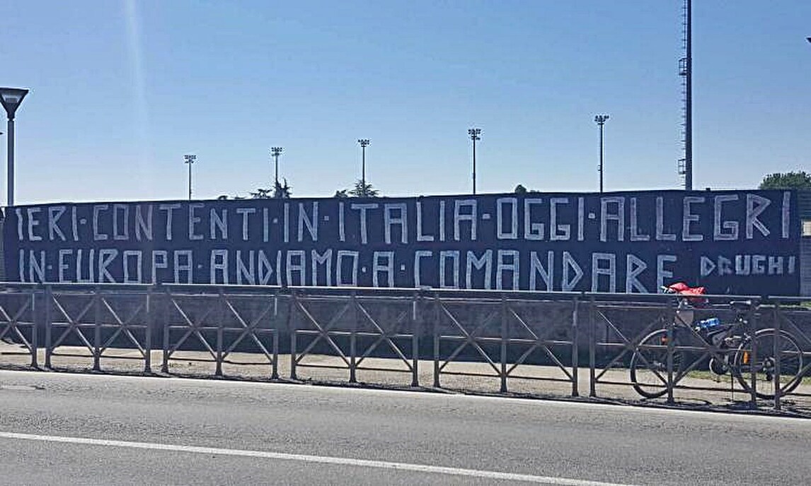 Euforia Juventus, striscione per Allegri: «Lui vince in Europa, Conte in Italia»