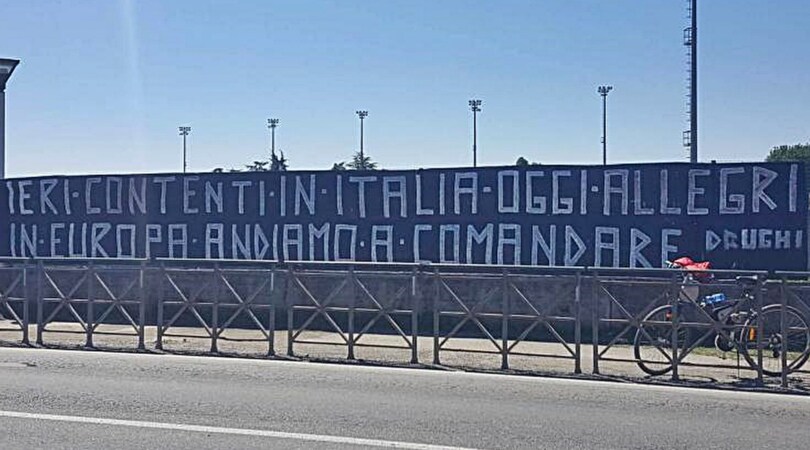 Euforia Juventus, striscione per Allegri: «Lui vince in Europa, Conte in Italia»