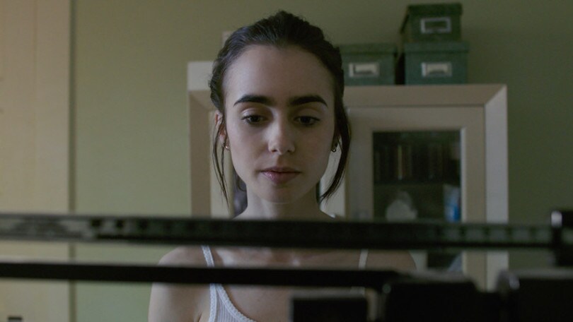 Lily Collins nella prima foto del film Netflix To The Bone