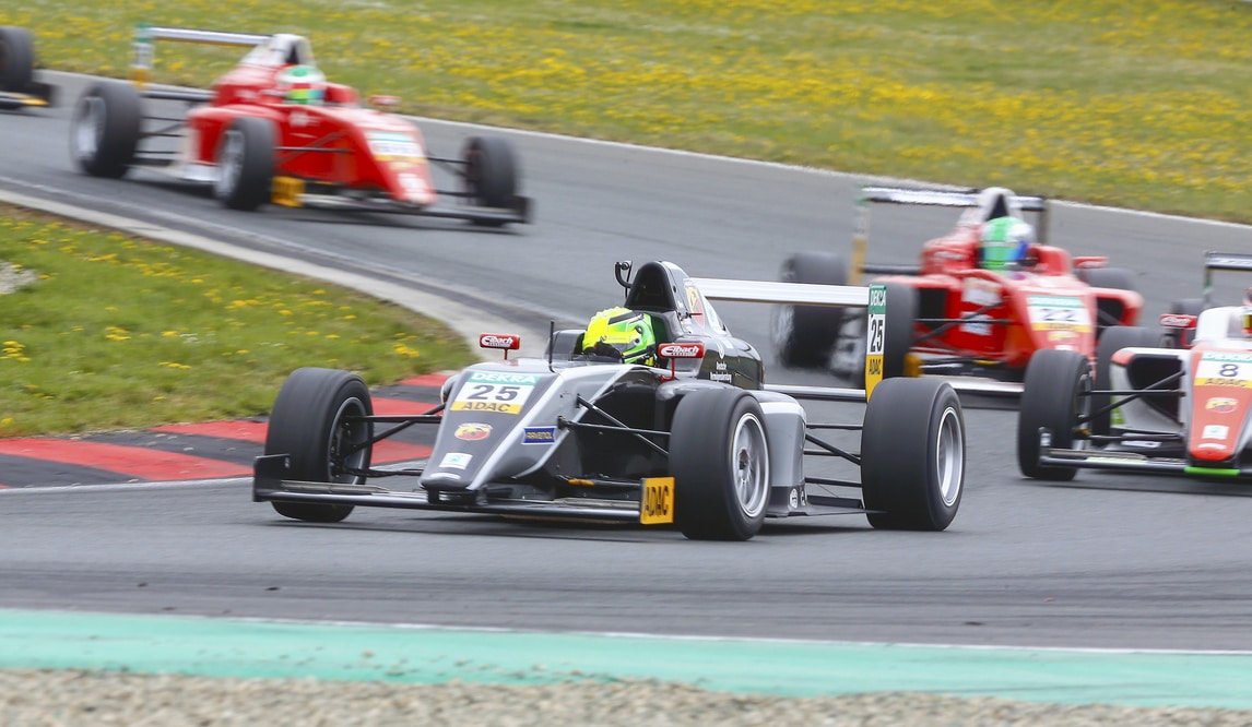 F4, incidente a Donington: amputate le gambe a un pilota 17enne